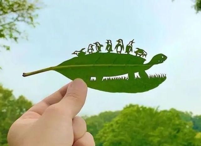 ?艺术家真会赚钱，把捡来的树叶简单雕刻后，价值翻了几百倍