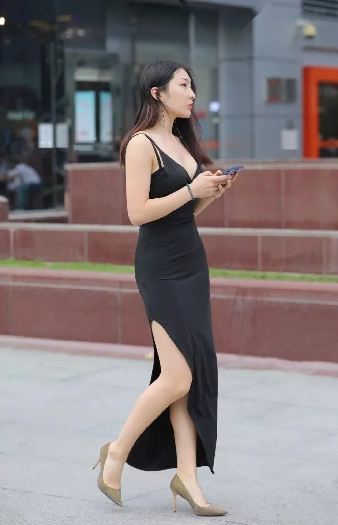 街拍:女生穿搭吊带连衣裙,搭配一双高跟鞋成女神