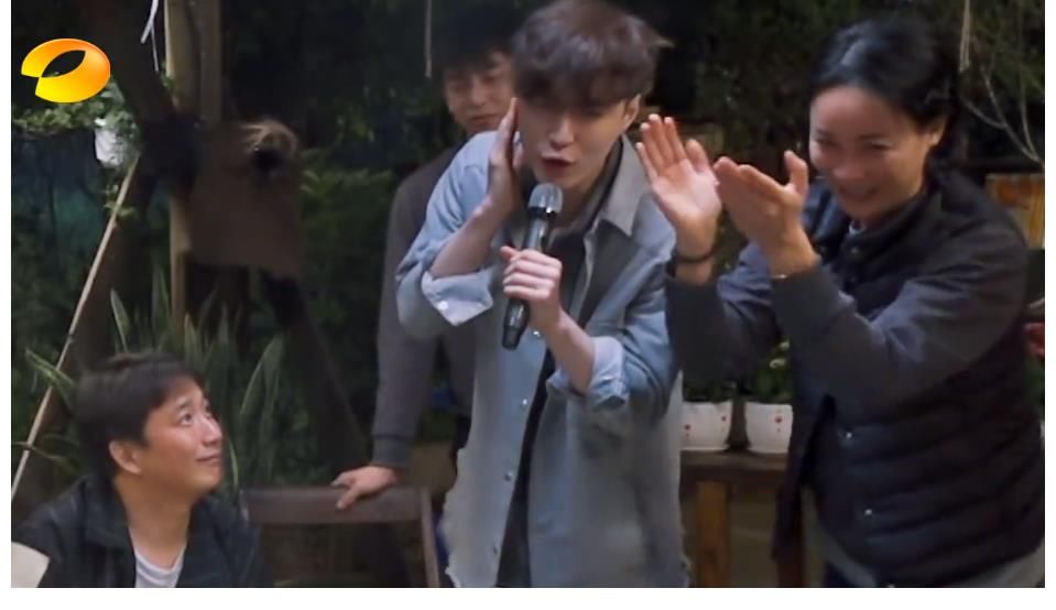 向往的生活|张艺兴唱《征服》副歌,那英的眼神是对他能力的最大肯定!