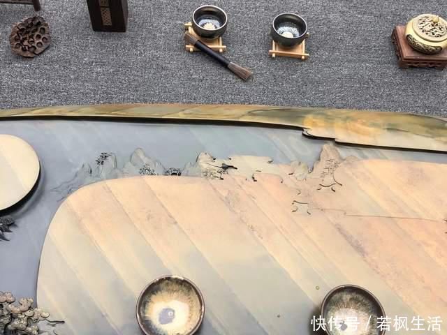 石头@真正的“难得一见”,把长近2米的石头刻成山水画,还制成了茶盘