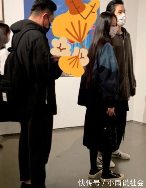 漫画|偶遇郭碧婷一家看漫画展,小奶皇正脸曝光,扎啾啾辫被保姆抱怀中