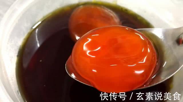 鸡蛋又出新吃法，蛋黄腌在酱油里，10天后比咸鸭蛋还下饭！