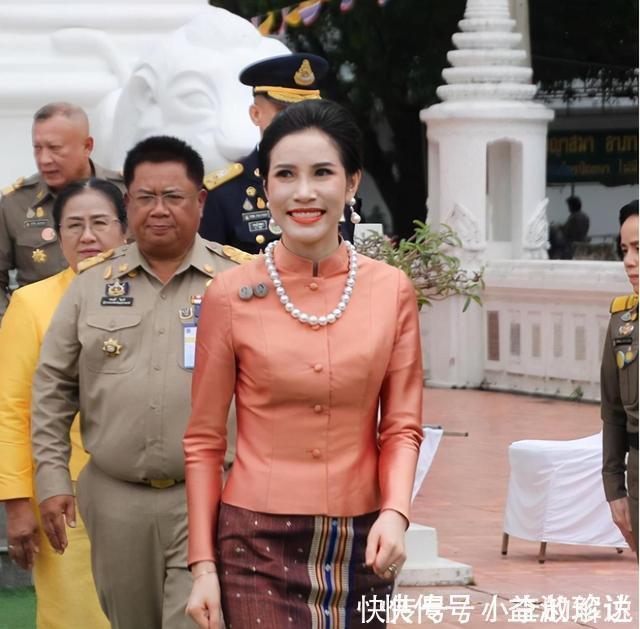 衣品 诗妮娜衣品提升不算啥,耳坠与项链奢侈又稀有,婆婆都不舍得佩戴