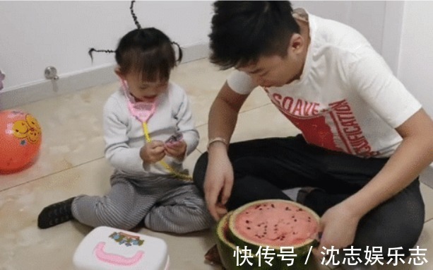 父女|“偷吃父女”在宝妈眼皮底下作弊火了,果然“有其父必有其女”