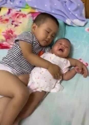 尿不湿|哥哥帮妈妈哄妹妹睡觉,结果成功哄睡自己,妈妈看到后哭笑不得