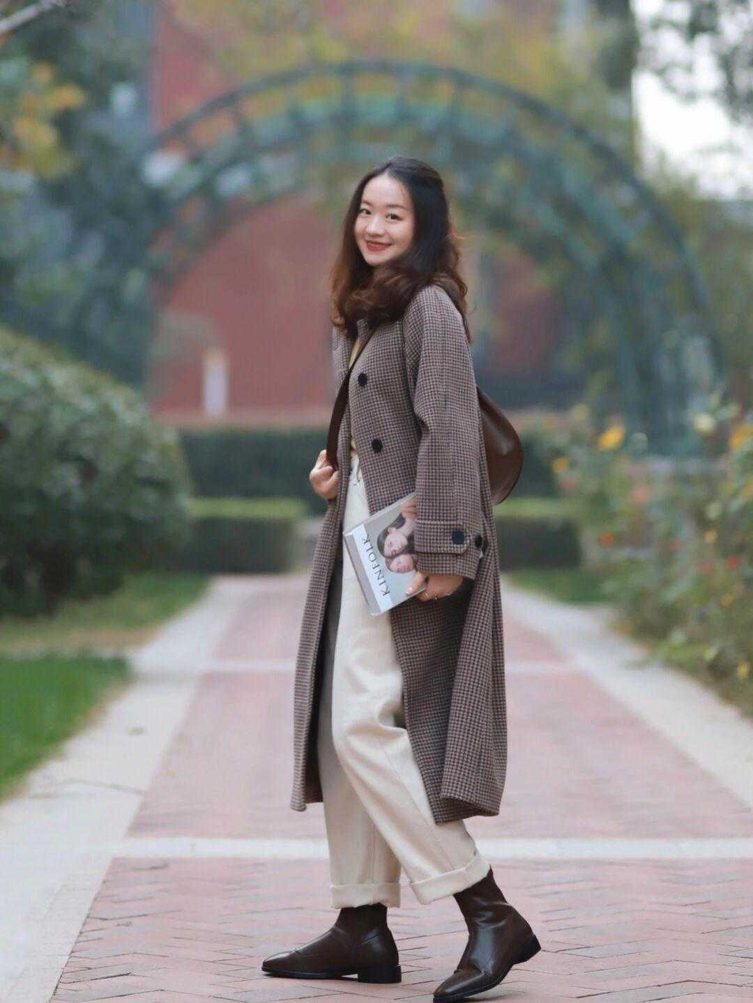 大衣 中年女性别乱穿衣,用大衣搭配这几件下装,精致显瘦又减龄