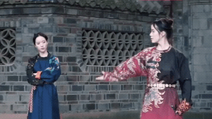 |搞笑GIF:第一次住女朋友家 她爸突然进来了