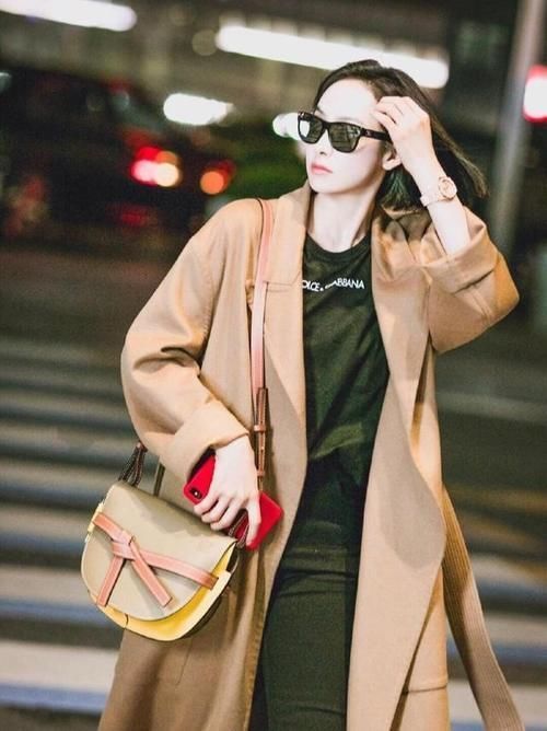 百搭|明星穿驼色大衣走机场,内搭黑色T恤,发型时尚美到爆炸