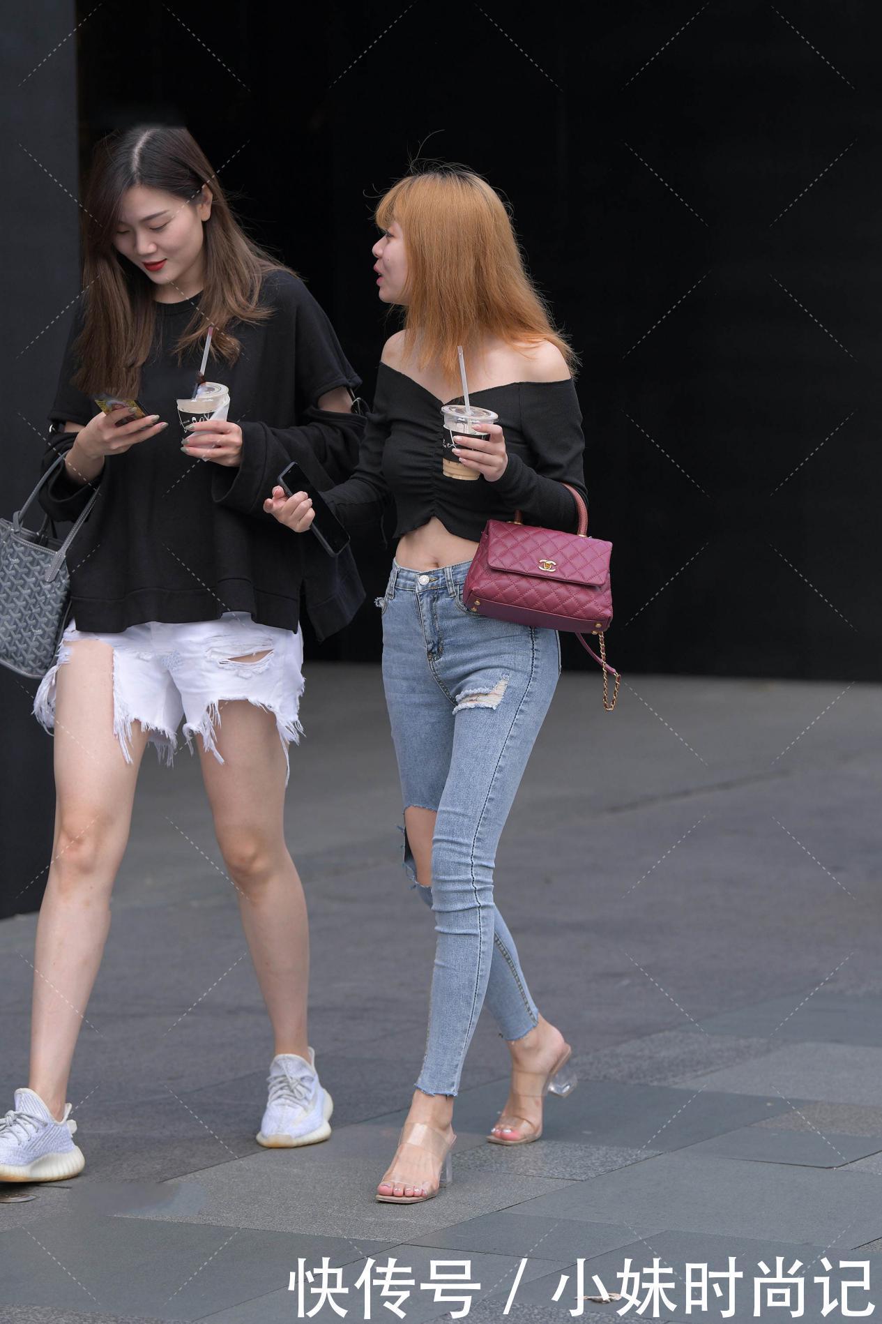 很漂亮|街拍:V领上衣也可以穿出一字肩的效果, 搭配牛仔裤很漂亮