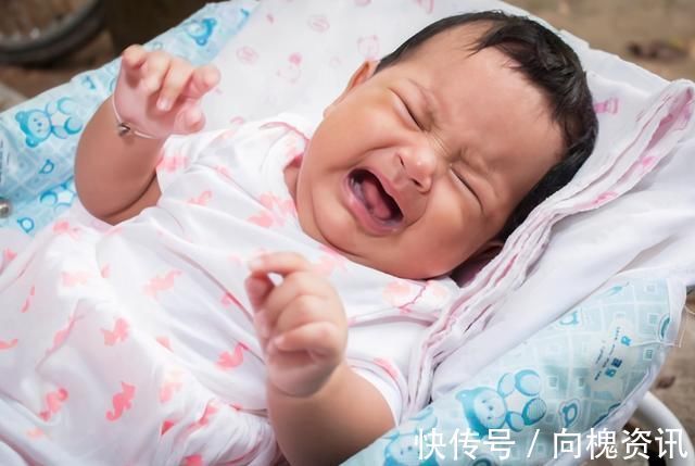 小宝宝|“婴儿一哭,宝妈叹气”,专家:爱哭的娃更聪明,要及时抱起来哄