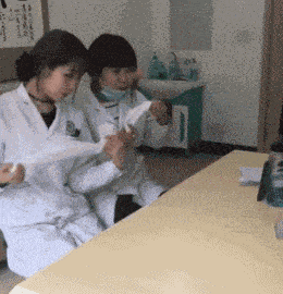 |搞笑GIF:第一次见女方家长,该怎么办