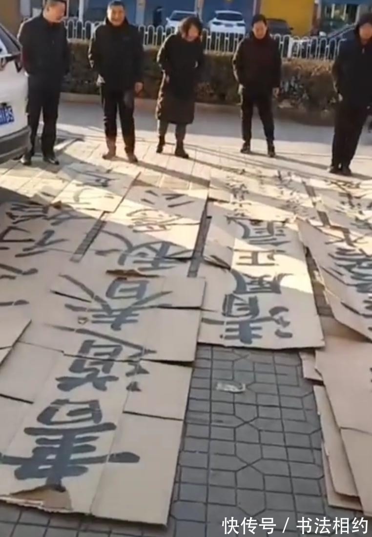 笔笔$羊肉汤老板废旧纸壳练颜楷走红,笔笔惊艳,网友:羊肉汤有翰墨味