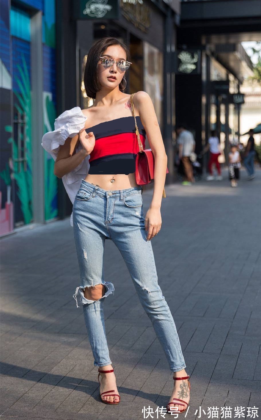 牛仔短裤 美女穿短裤搭配高跟凉鞋秀长腿,整体搭配很是魅力迷人