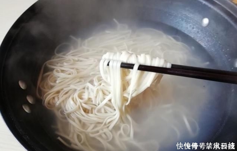 煮面条时,水开下锅就错了面馆老板教您几招,面条爽滑又筋道