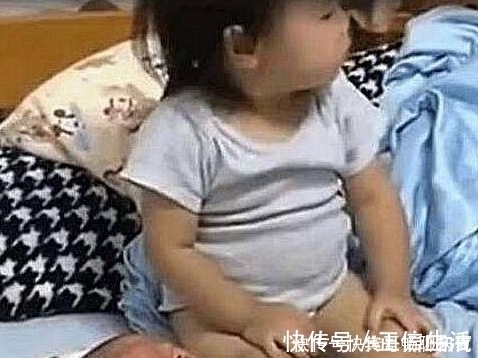 宝妈|3岁姐姐被4个月弟弟吵醒，见妈妈不在，随后姐姐的做法让人泪目