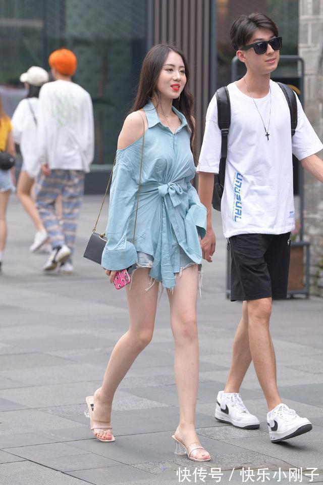 天蓝色 蓝色露肩衬衫搭配牛仔短裤,甜美而又精致,时尚又可爱