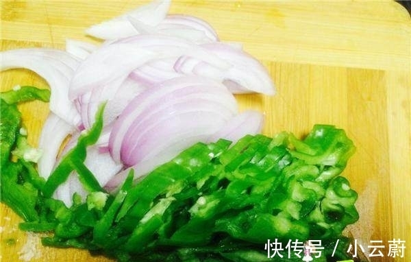 翻倍|“多加1味”配料，让简单的青椒土豆丝好吃翻倍！不试不知道呢