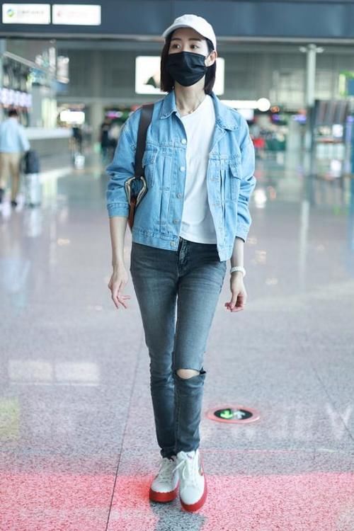 双腿|张钧甯私下气质少女减龄，紧身牛仔裤勾勒肉感双腿，休闲感好强