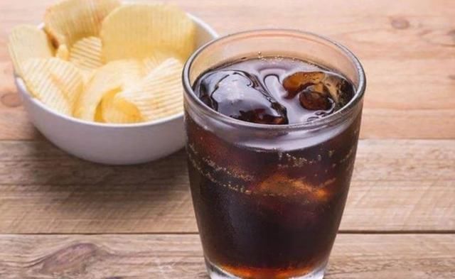 我们的孩子正在被“催熟”，这些黑名单零食，家长们尽量别买