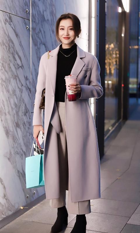  干练|街拍：美女留着男生同款的短发，整体形象很有干练气息