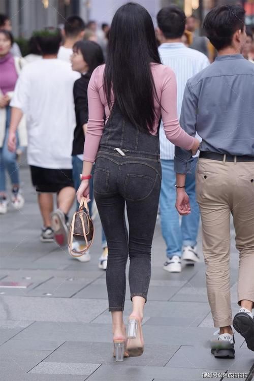  复古古着|皮粉色修身长袖打底，外搭黑色修身牛仔背带裤，完美展现身材曲线