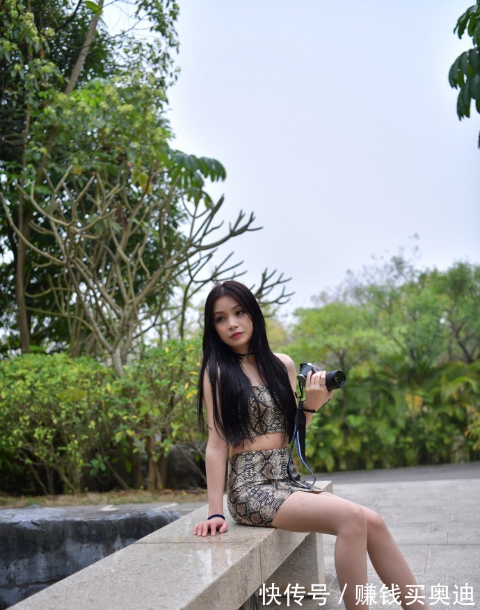 小姐姐 高冷“御姐”的别致穿搭，蛇纹裙搭配“恨天高”，轻松胜人一筹！
