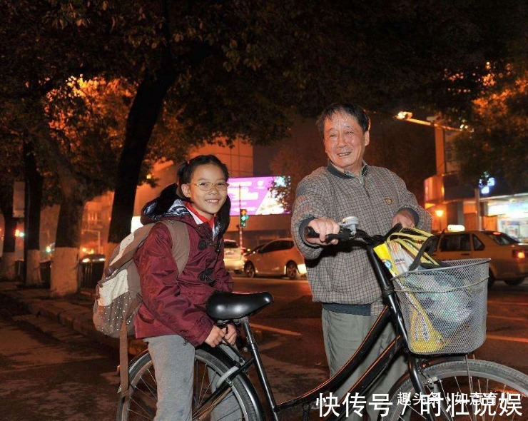 爷爷奶奶|谁来接送孩子上下学,其实说明了很多家庭的问题,第一种是最合适