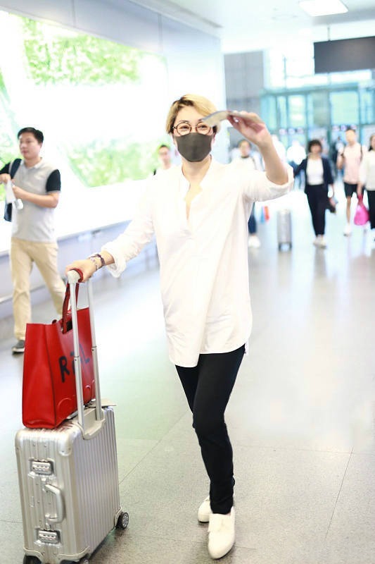 下半身|毛阿敏又“美回来”了,一袭拼接连衣裙成熟优雅,58岁仍惊艳