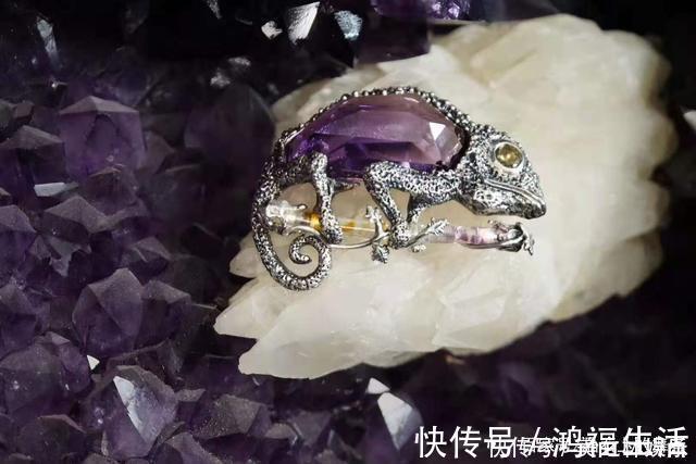 舞者|秋冬一款胸针胜过10件大牌珠宝,get胸针的佩戴方式!