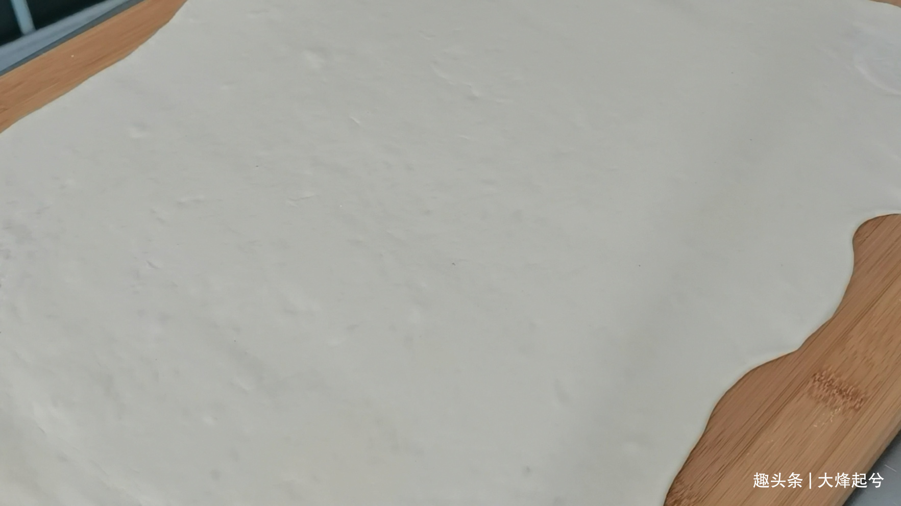 芝麻酥饼在家简单做,外酥里软又香甜,不用烤箱也可以酥得掉渣