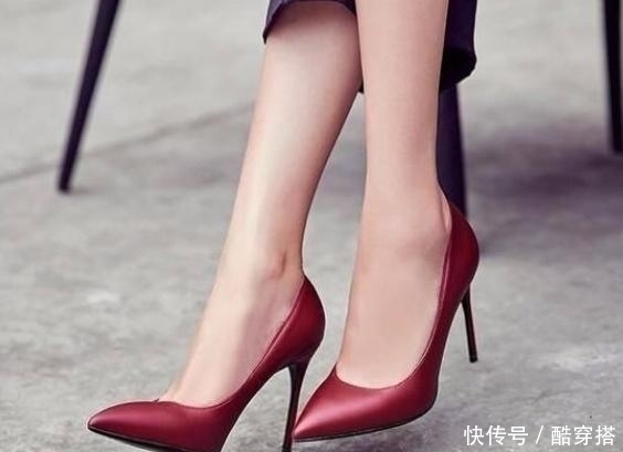 一字带|尖头细跟鞋,款式干净利落,巧妙拉长了腿部的比例