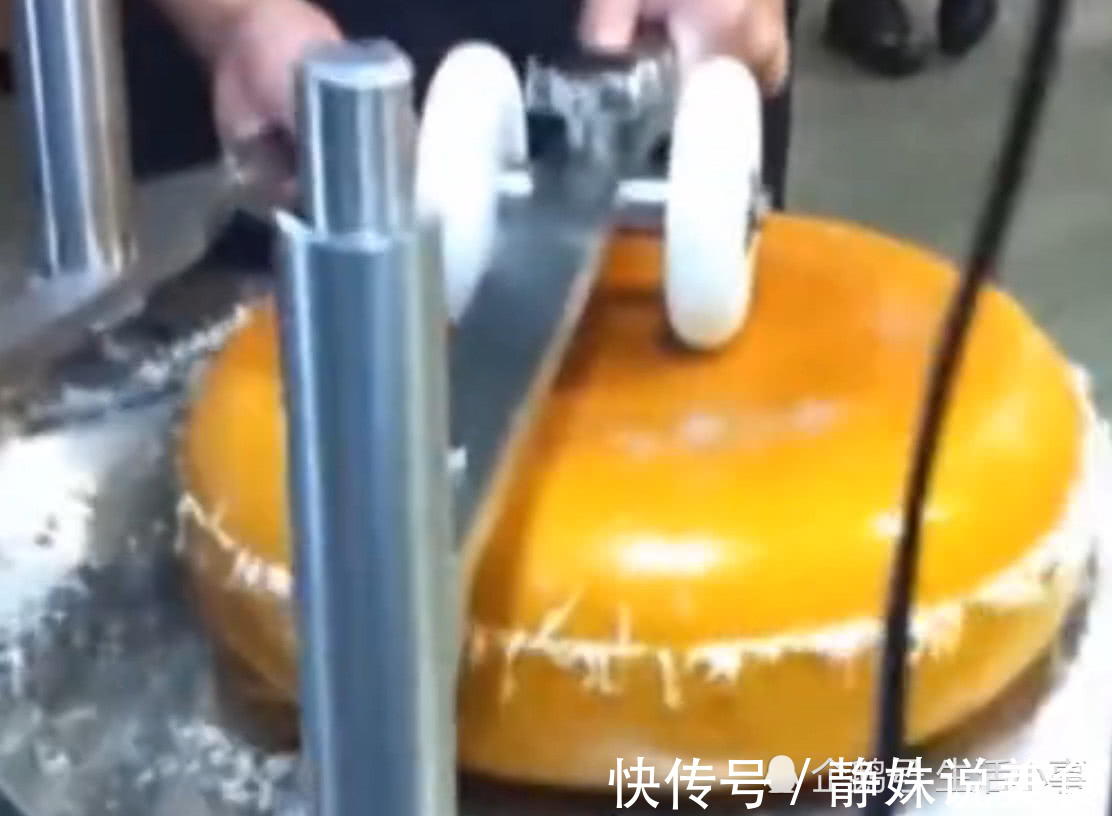 原来“车轮奶酪”是靠机器切割的,让人大开眼界