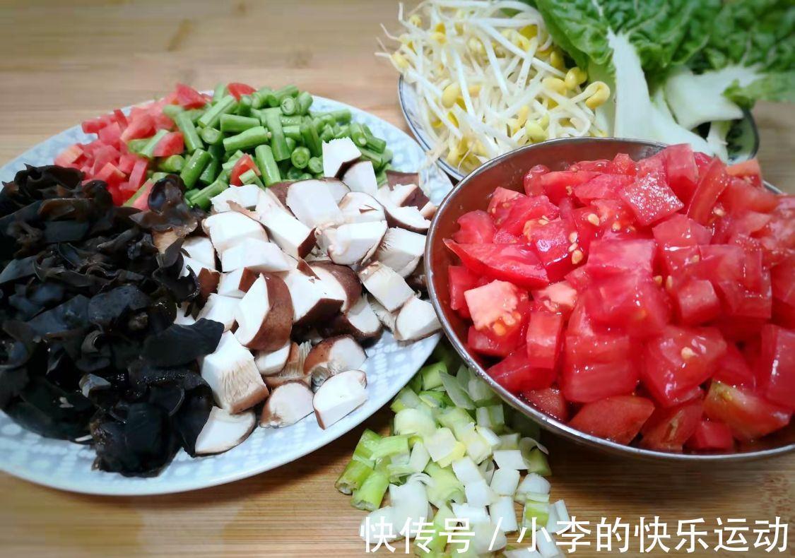 天冷了,我家三口午餐这样吃,主食和菜一锅出,好吃热乎还省事!