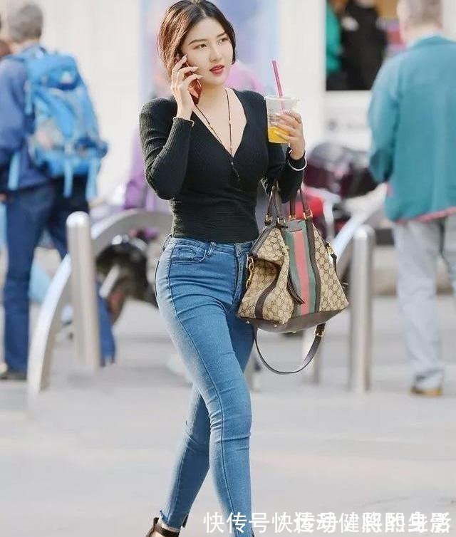 牛仔裤 黑V领与蓝色牛仔裤搭配,尽显高雅妩媚高冷女神范儿