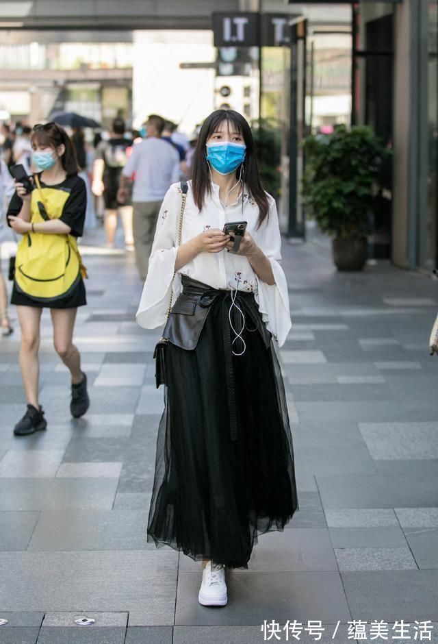 包臀裙|经典的“黑白配”总是穿出路人感学街头达人的穿搭,时髦洋气