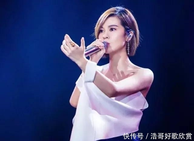 她曾是超女第4名混的比冠军还好，开演唱会一票难求，她到底是谁