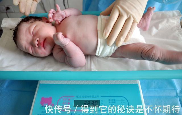 孕期|新生儿出生时多少斤智力发育最好最新标准出炉,关键看三个指标