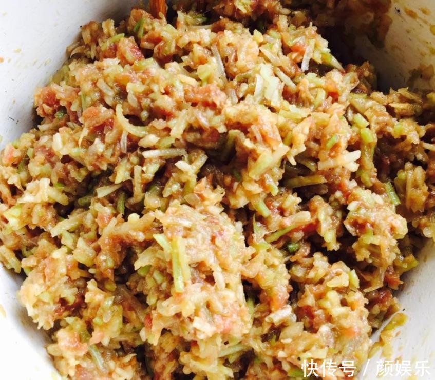 搅拌均匀|调萝卜馅,焯水大错特错,教您正确做法,萝卜没异味格外鲜,真香