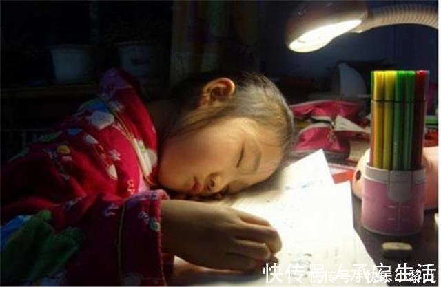 作业本|6岁儿子写作业写到凌晨,宝爸询问后怒撕作业本咱们不抄了