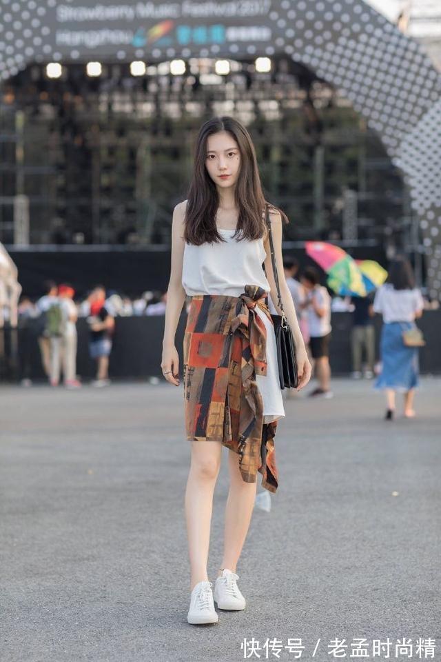 蕾丝连衣裙 街拍:美女边走边看手机的,蕾丝连衣裙简洁雅致,穿出青春活力!