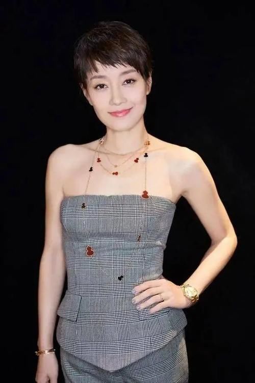 马伊琍赢得漂亮，穿格纹套装撞衫古力娜扎，大女人风范是关键