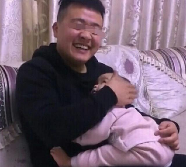 超级可爱|爸爸假装扬手打1岁女儿,宝宝随后的反应把爸爸心都暖化了