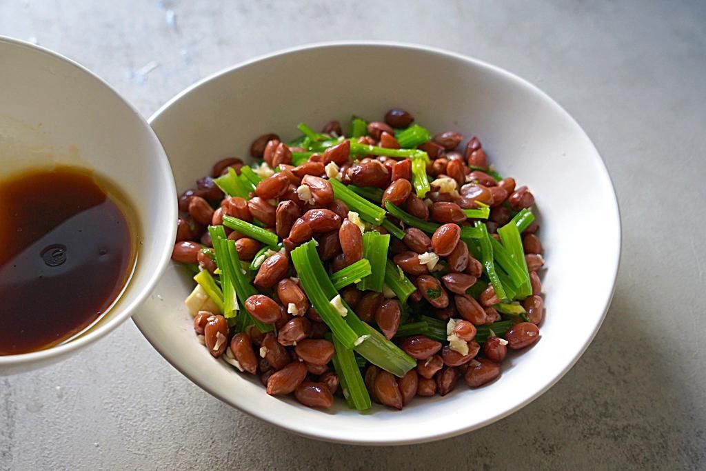 用花生米这样做下酒菜，太实用了，不油炸不用炒，宴客倍有面子