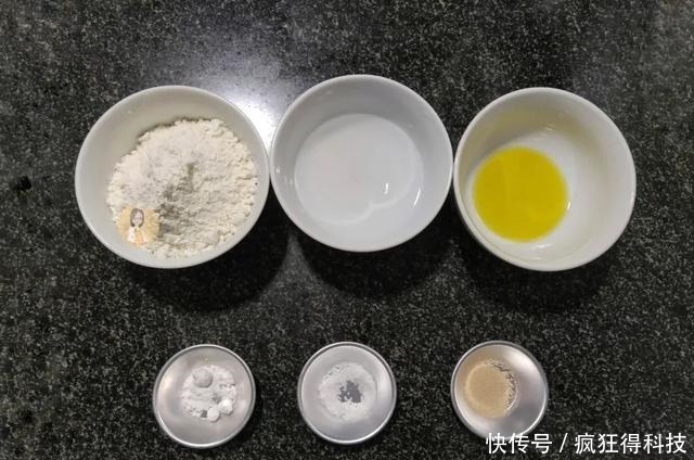 蓬松喧软的油条，不加泡打粉加点酵母就能做出来，和卖的一样好吃！