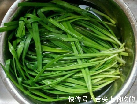 包韭菜馅饺子，牢记“2放3不放”，韭菜翠绿不出水，鲜香又美味