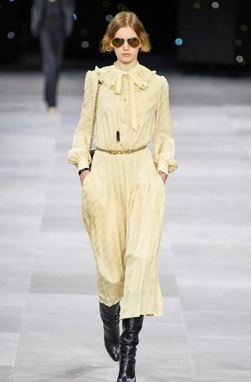 建议皮肤黄的女性，少穿黑白灰！多穿这三种“颜色”，非常显气质