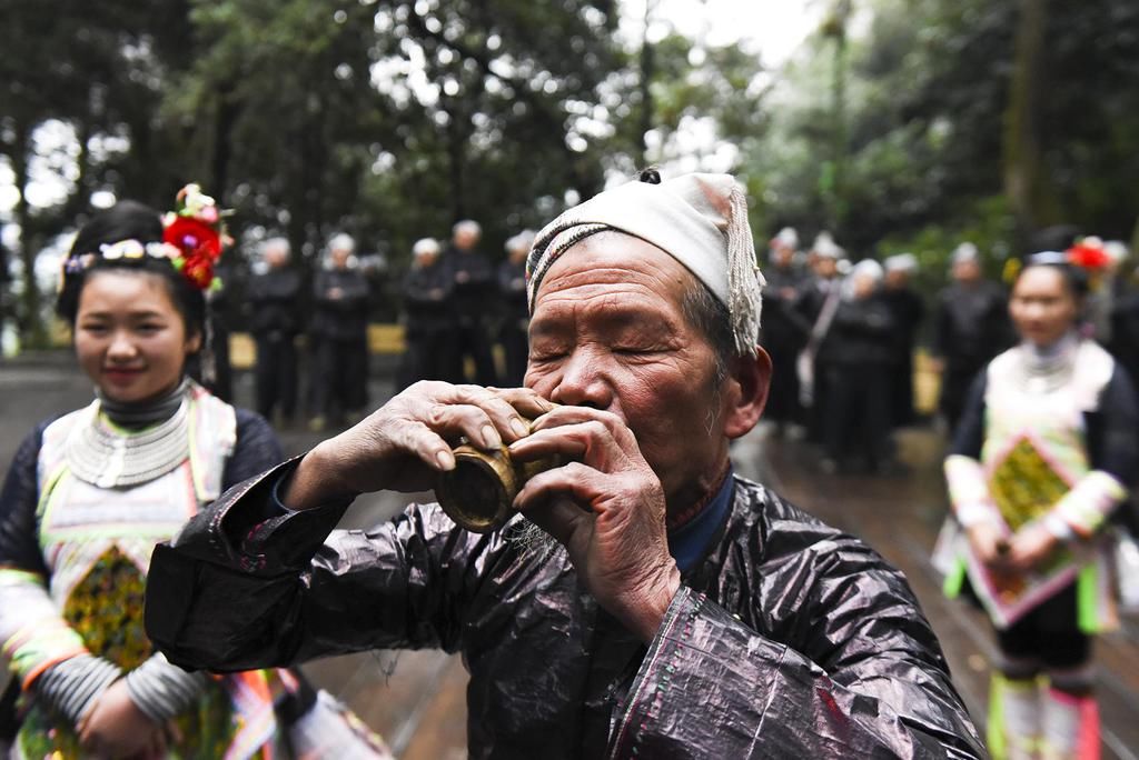 中国|中国唯一合法拥有枪支的部落，男人有3件宝物，其中1个在头顶