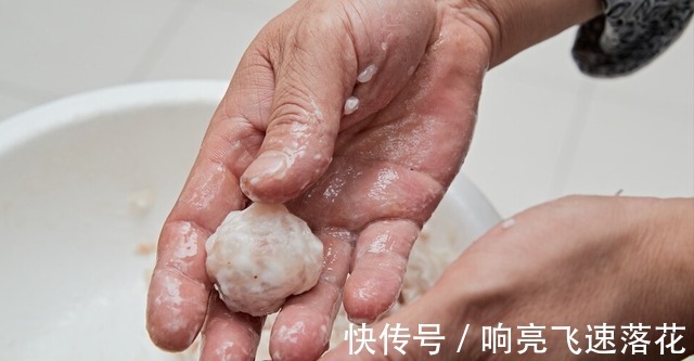 汆丸子好吃有诀窍，饭店大厨分享不外传秘方，汤鲜味美饱满多汁！