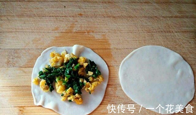 菠菜|超简单的快手早餐,饺子皮馅饼,咸香酥脆,浓郁多汁,超美味!