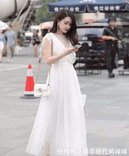情调|街拍：美女搭配高跟鞋穿出时尚情调女人味